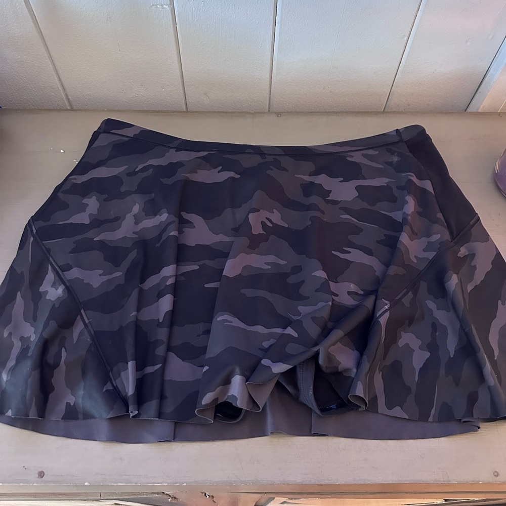 Athleta gray Camo Match Point skort tennis skirt Sz L